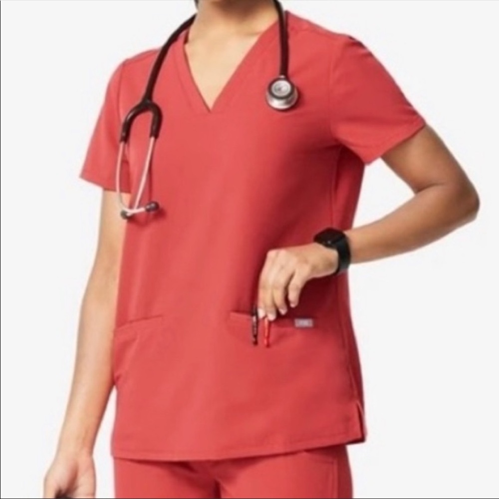 NWT FIGS Clay Casma Three Pocket Scrub Top